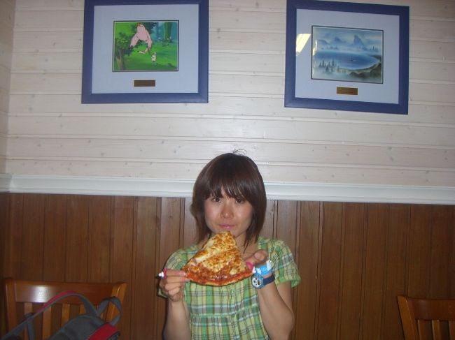 ムーミンのセル画が沢山飾られていてとても可愛かったお店♪<br />しかし　それらの近くの席は当然空いておらず　何やら分からないセル画の席でピザを食べた。<br /><br />ちょっとした売店でもムーミンの紙皿や袋やらで可愛い。