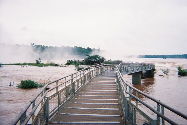 川の上に橋がかかっており、ぎりぎりの所まで行くことができます。