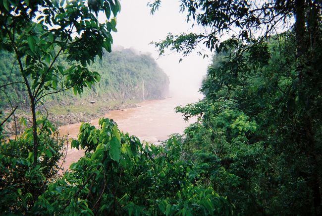 その後滝の下流へ下りました。下から見上げる滝は感動的です。この後、滝壺に行くツアーに参加して、びしょぬれになりました。