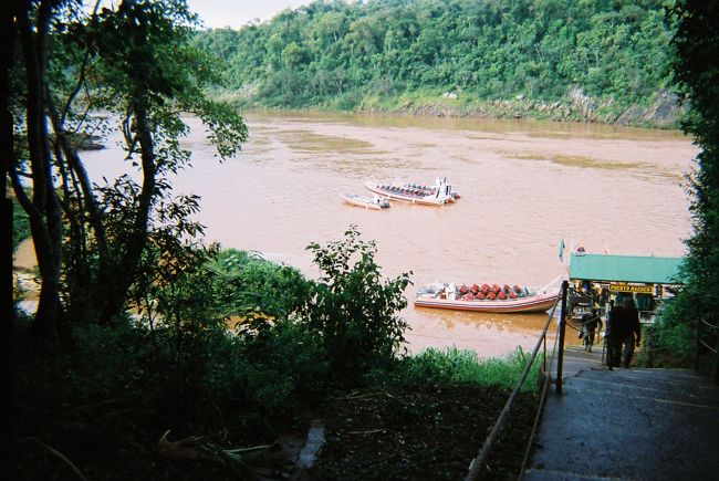 滝壺に行くボートです。