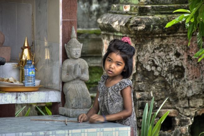 早朝、アンコールワットにて。<br /><br />現在、アンコールワットは修復中で一番上まで上れないので、ファーストタイムの人は注意が必要。<br />数年前の地球の歩き方には、治安がよくないので、朝日を見たらすぐ帰るようにと書いてあるが、現在はそのまま観光可能。空いていてよし。<br /><br />