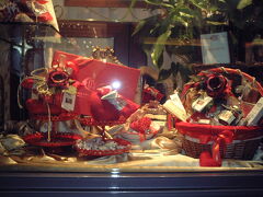 モンテ・ナポレオーネ通りのコーヴァもこんなにクリスマス。

ジャムとかチョコとかいっぱい入ったバスケット。
かわいいわ〜♪