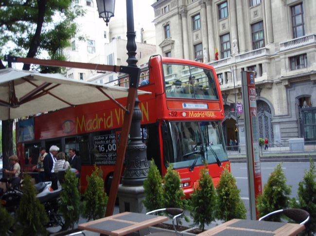 マドリード市内の有名どころを廻る２階建てバス『マドリード・ビシオン』に乗り込み、２階から市内の写真を撮ることにした。<br />写真を撮るときの治安が気になっていたが、バス車内なので、安心して撮ることができた。<br />