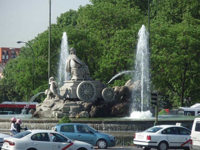 プラド美術館付近では、凱旋門や噴水広場をあちこちで見ることができた。<br />（しべーレス広場）<br />