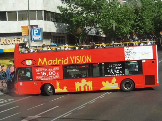 前を走行していたマドリード・ビシオンが道路をユーターンしたところ。<br />私たちが乗っていたバスも同様にターンした。<br />一日券は乗車するときに購入できるが、料金は少々高め。<br />バス停があちこちにあり、乗り降りは自由となっている。
