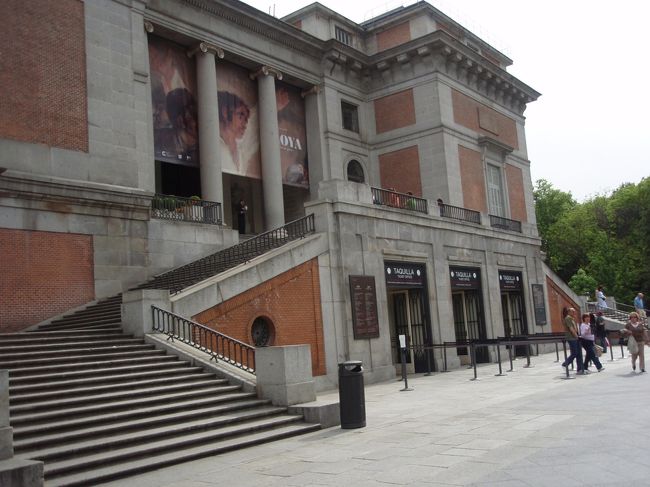 世界の三大美術館といわれるプラド美術館。<br />入場者が多いはずのゴヤ門側なのに、ほとんど並ぶことなく、入場することができた。