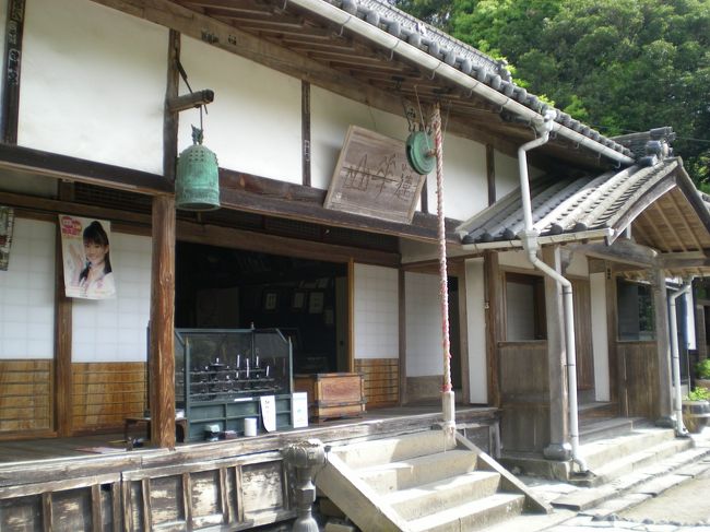 阿弥陀堂が有名なので、あちらを本堂と思いがちですが、本堂はこっちだと言われてびっくり。あまりお寺っぽくない…。しかし、中には県指定文化財だという阿弥陀三尊像が安置されていました。阿弥陀堂の像にも負けないぐらい立派な像でしたよ。<br /><br />富貴寺を後にする頃、地元のおばちゃんが門前で何やら店開き。見ると手作りの梅干しや漬け物などなど。小さなビニール袋に入れられて、ひとつ１００円だそう。好物の乾し筍を買っちゃいました。煮物にすると美味しいんです！<br />