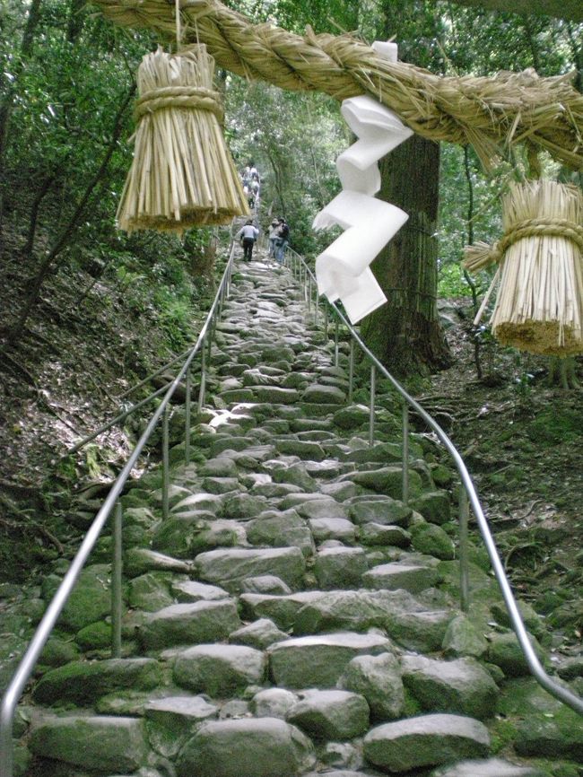 なーんて思っていたら、階段が途切れたところに鳥居が。そして、そこから先はどどーんと急勾配。しかも階段・石段なんてものじゃなく、石をランダムに積み重ねた、ものすごーく登りにくい坂なのでした。借りてきた杖も、何だか邪魔なだけっていう感じなんだけど…。