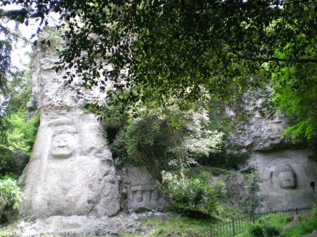 ふーー。心臓ばくばくになりながら、やっと磨崖仏に到着しました。<br />左が不動明王、右が大日如来像だそうです。伝説では奈良時代に宇佐八幡の化身仁聞菩薩がつくられたと言われているそうですが、実際は平安末期の作という説が有力とか。いずれにしろかなり古いもので、両像ともお顔以外は風雨に削られてしまっています。