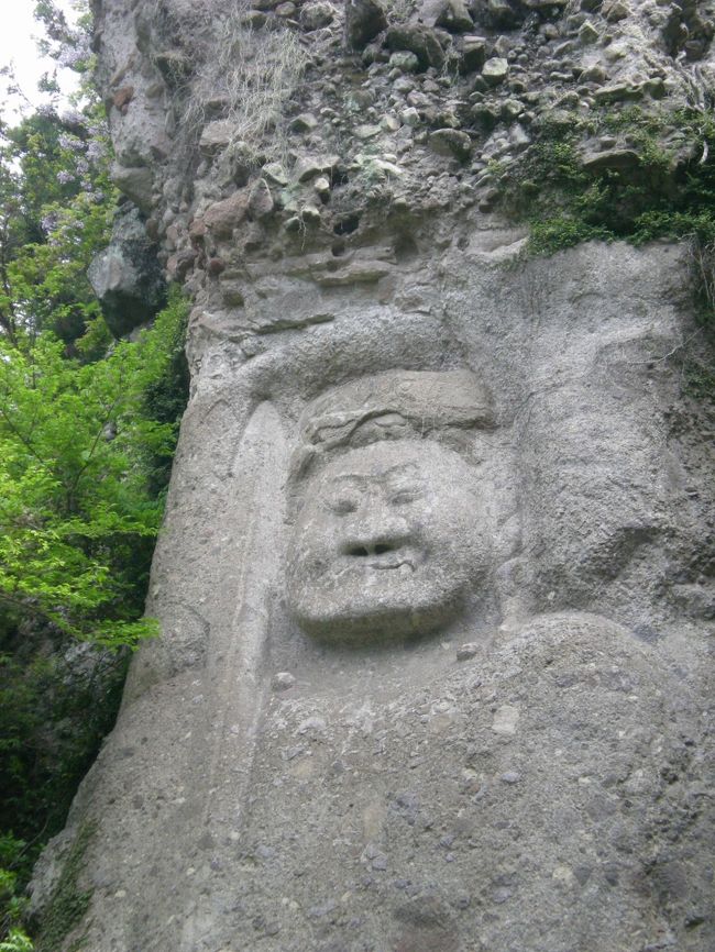 不動明王像は、言われなければ不動明王とは分かりませんでした。だって、かなりユーモラスなお顔なんですもん。つくられた当初は忿怒の表情だったのかもしれませんが、今となっては吊り上がった眉も、牙も、眼光の鋭さも消えてしまい、はっきり言って、つぶらな瞳のおじさんです。