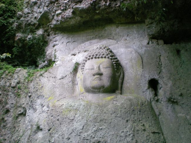 一方、大日如来像のお顔は摩滅が少なく、未だキリリとした風貌をとどめていらっしゃいます。なかなか凛々しいお顔立ちです。