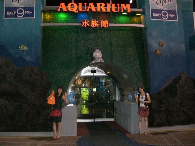 水族館＆バーのお店の前で〜♪
