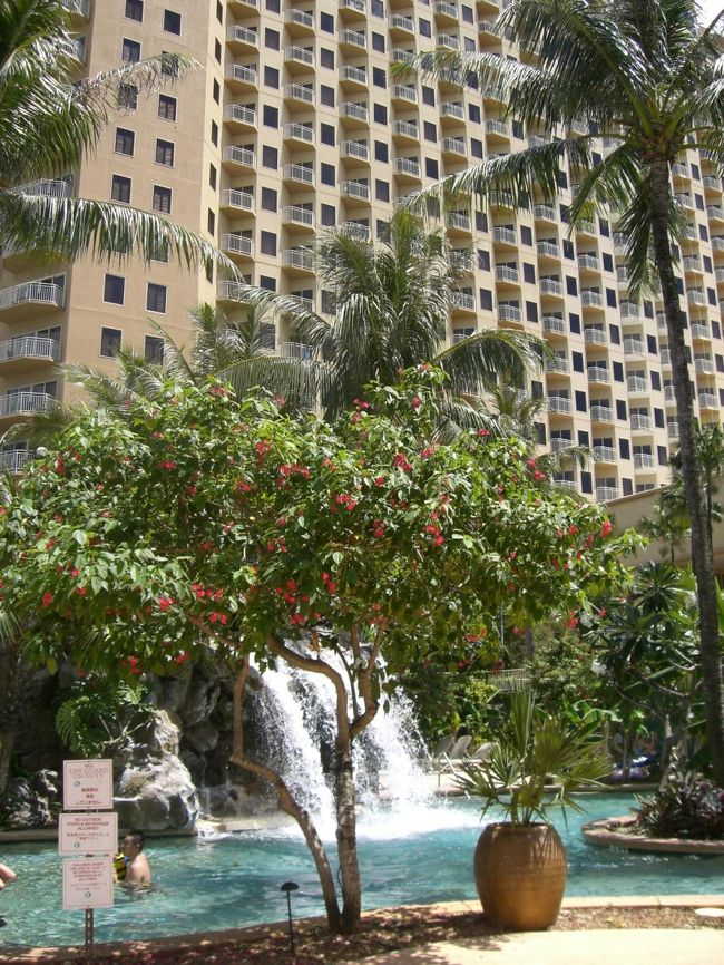 泊まってたホテルの系列の高級ホテルにて♪<br /><br />プールとビーチが無料で〜( *＾艸＾) 