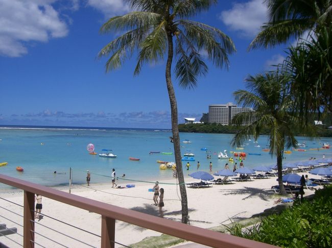 プールサイドからみたビーチ♪