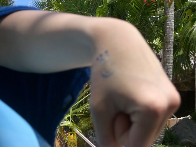 現地のおじちゃんがあたしの手に顔の絵かいてくれた♪