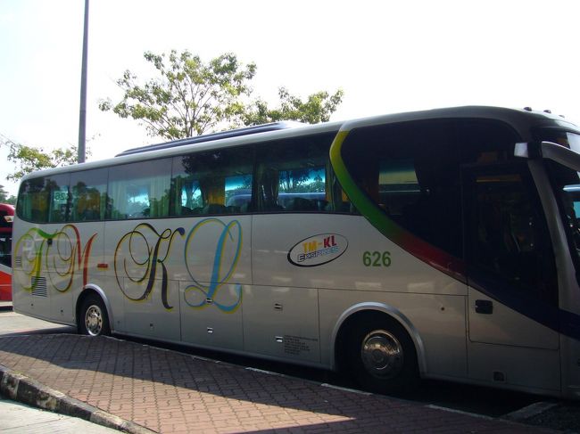 DAY1：シンガポール→KL<br /><br />いつものごとくJBラーキンバスターミナルまで出て、KLまで5時間のバスの旅に出発！<br /><br />チケット売りのおばちゃんにだまされた…1列×2列のVIPタイプのチケットを購入したはずなのに、やって来たバスは狭めの2列×2列シートの普通バス…。なぜ…？(泣)<br />