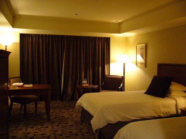 お部屋はこんなカンジ。<br />シングルルームを予約したのに、ツインのお部屋に案内されちゃいました。<br />広〜い！素敵〜！！<br />とりあえずベッドで跳ねながら、はしゃぐ私ｗ