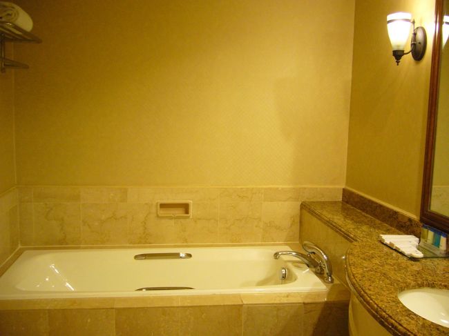 バスルームも広い〜！シャワールームが独立。<br /><br />持参した入浴剤を投入し、温泉気分♪<br />極楽〜☆