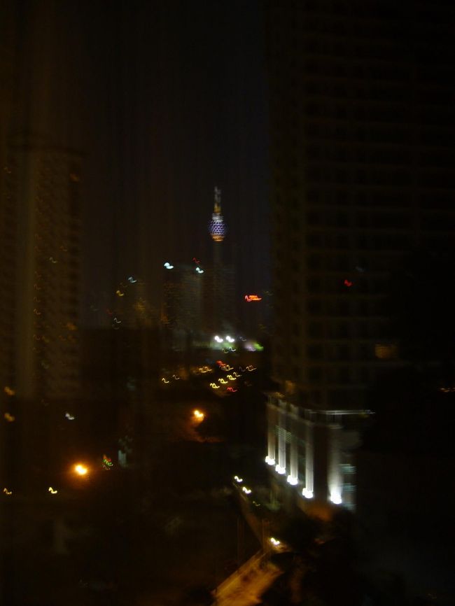 ブレブレ写真、失礼(汗)<br />夜景撮影って難しい……。<br /><br />お部屋の窓からは、KLタワーが望めました。<br />