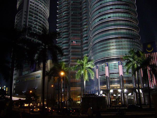 スリアKLCC方面まで、夜のKLの街をJalan Jalan♪<br />お目当ては…