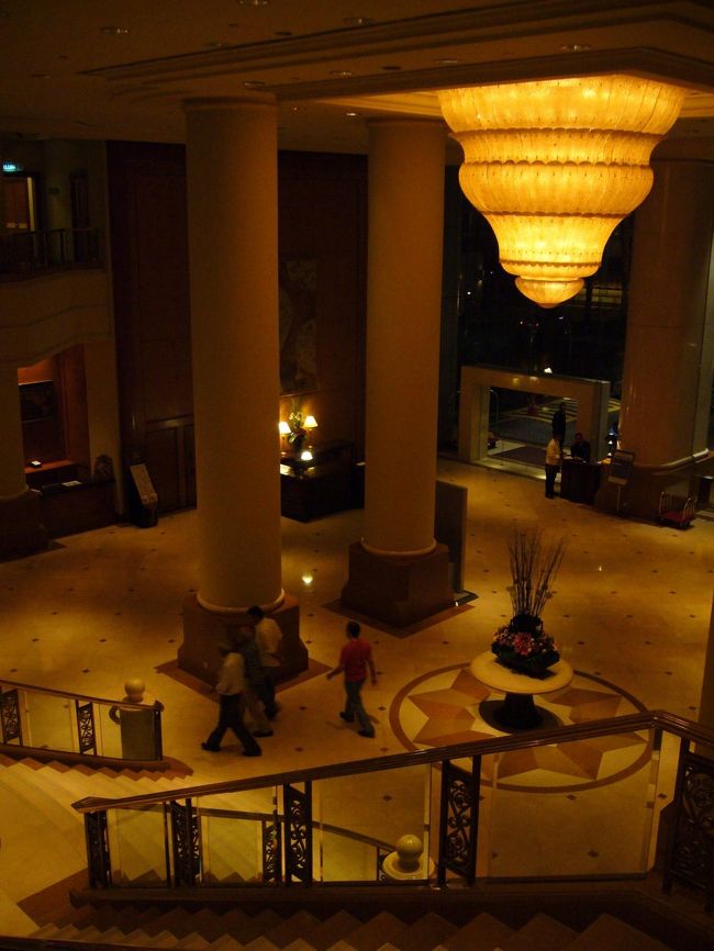 しばしJalan Jalanを楽しんで、ホテルに戻ってきました。<br /><br />ロビーも落ち着いていて、雰囲気◎。<br />