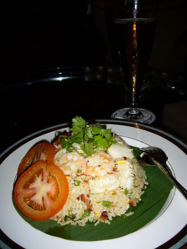ロビーラウンジでウェルカムドリンクをいただきつつ、夕ごはん。<br />Nikko Fried Rice　MYR20也。<br />美味〜！！！<br />チャーハンなのに、ちょっとだけ高級な味がしたような(笑)