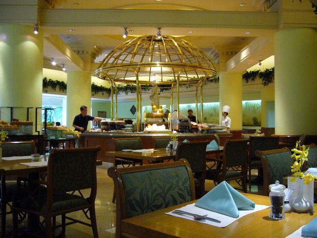 DAY2：KL→シンガポール<br /><br />安眠して気分すっきりの旅行2日目。<br />まずは元気の源・朝ごはんを食べましょう〜。<br />ビュッフェ形式の朝食。種類も豊富だし、とっても美味！<br />特に、パンとチーズとオムレツが…ほっぺた落ちちゃいました。