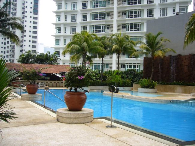 ホテル内のプールでひと泳ぎ。<br />朝食でたっぷり摂取したカロリーを、少しだけ消費ｗ