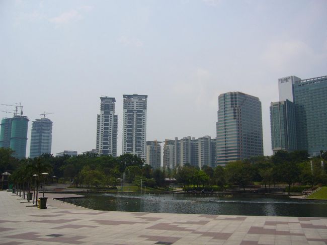 ウィンドーショッピングしつつ、スリアKLCC周辺をJalan Jalan。<br />暑いけど、なんだか気分が弾む昼下がり。