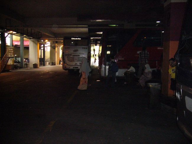 さてさて、楽しい旅行も終了。<br />ここKL・プドゥラヤ・バスステーションから帰路につきます。<br /><br />1人でちょっと豪華な旅行をするのも良いもんだな〜と気づかされた、今回の旅。<br />(まぁ、「往復バスで移動してること自体、どうよ？」って話ですが…汗)<br />〜プチセレブ志願〜の旅、シリーズ化ありえるかも？乞うご期待です☆