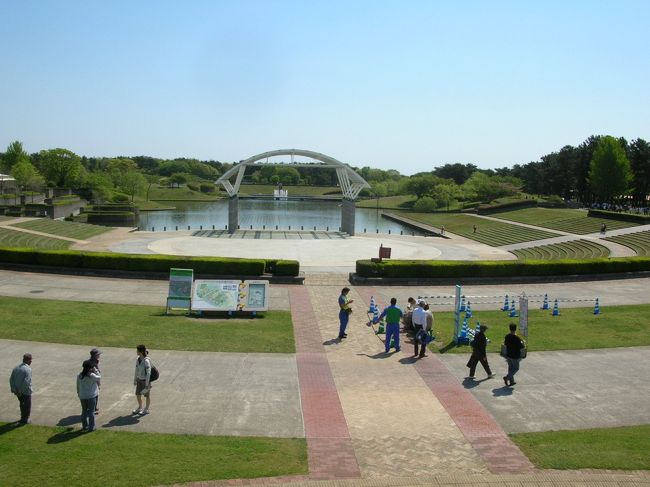 この日はＧＷ最終日の晴天。<br />開園（9：30〜）と同時に入りました。<br />まだ人は少ないです。<br /><br />料金は400円、無料の日もあるみたい。<br /><br />バリアフリーだし、車椅子貸し出しもあるみたいなのでご年配の方も多かったです。<br /><br />
