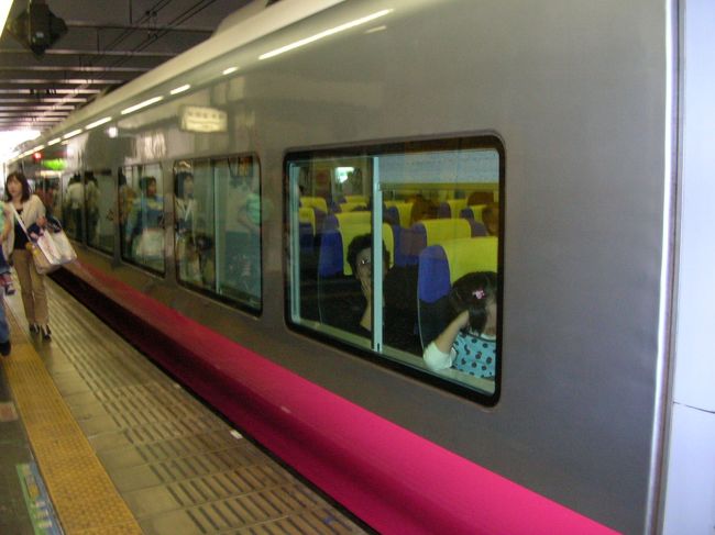 帰りはフレッシュひたちを利用。<br /><br />今回はビビットな濃いピンクの電車でした。<br />いろんな色があっておもしろい。