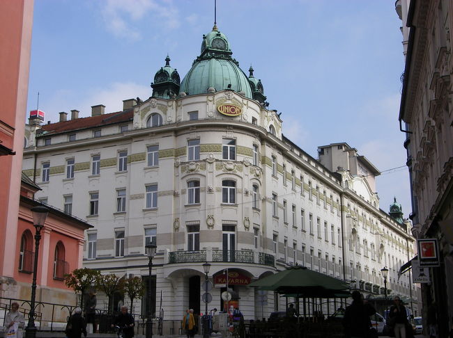 リュブリャーナでの宿「Hotel Grand Union」。<br />地図を間違えて印刷してしまったので大幅に迷いましたが（汗）、駅から真っ直ぐ１本道のわかりやすい場所です。<br />フツーにいいホテルでした。<br />