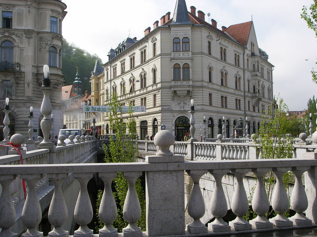 私たちがリュブリャーナ市内で観光（？）した唯一の場所、三本橋。<br />この正面の建物がインフォメーションになっていて、そこでブレッド湖への行き方と、夕方のザグレブへの列車の時間を聞いたのでした。<br />ここのインフォメーションは、情報量が抜群。日本語のパンフレットもタダでくれました。<br />