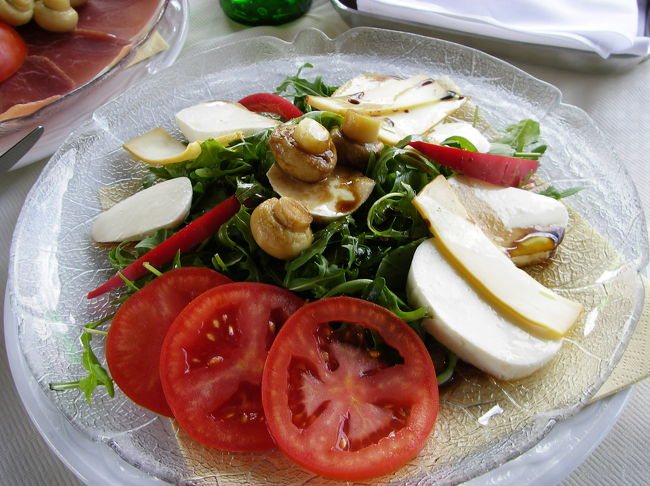 そのブレッド城に登る前に、まずは腹ごしらえ！<br />ブレッド湖湖畔のリストランテで、ブレッド湖を眺めながら飲むビールはたらまん〜♪<br />これは、ルッコラとモッツアレラのサラダ。ルッコラの味が濃くてうまい！<br />