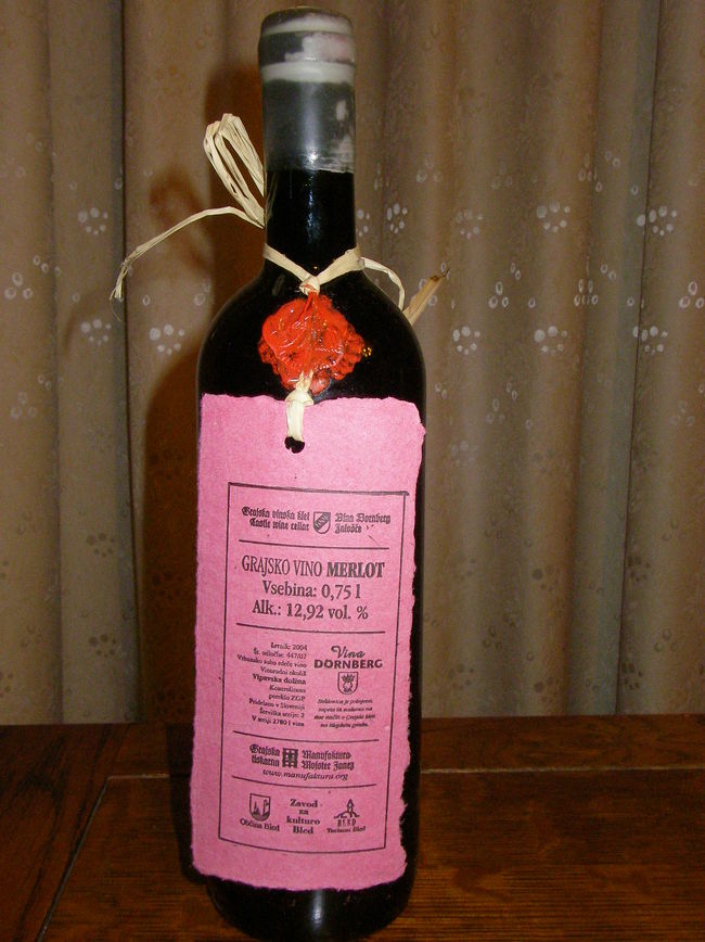 あまり時間がなかったけど、ブレッド城内にはワインセラーがあって、なんと樽から自分で瓶詰めができるとのこと！<br />これはやらずにはいられない〜♪ってことで、こんな感じになりました。<br />試飲もさせてもらいましたが、結構おいしかった。これは記念にしばらく取っておこうかな。<br />