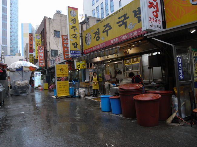 ロッテ裏の腹ぺこ通りというところで最初の食事「クッパプ」を食べました。味はおいしく小皿のおかずも多く出ておなか一杯。これで４５００Ｗ（500円弱）<br />同じような店が並んでおり混んでいるお店を選びました。