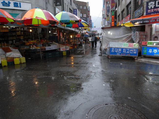 腹ぺこ通りの屋台。屋台も試そうと思ったのですが、先ほど食べすぎでまたのチャレンジに見送りました。