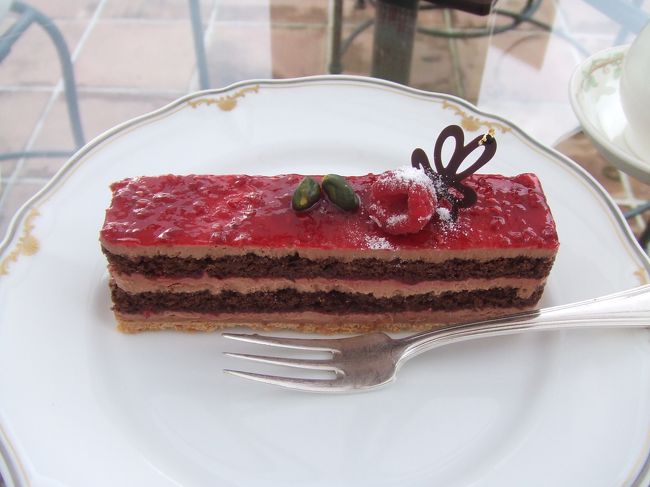 特典その２．ケーキセットです（このほかに紅茶がつきました）<br />天気がよかったのでテラスで頂きました。<br />ケーキは何種類かある中から選びます。私はチョコレートとラズベリーのケーキにしました。
