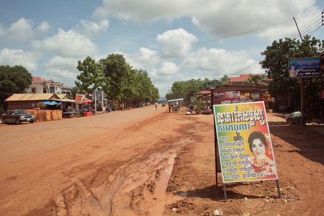 発展途上の町アンロンベン。<br />ホテルらしいホテルなどはないものの、<br />現在建設中の鉄骨の建物がいくつかある。<br />一年後にもう一度行ってみたいな。<br />目まぐるしく変化していくこの国は今一番おもしろい。