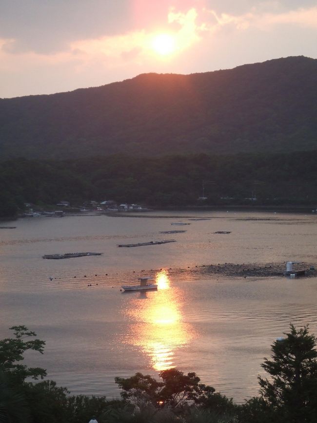 夕焼けです。晴れている日はもっと綺麗らしいんですけど、なぜか夕焼け時になったらなぜか雲が厚くなってきてしまいました。それでもとっても綺麗でした。