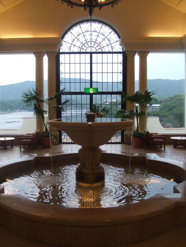 エントランスです。<br />このホテルはとにかく噴水が多かったです（笑）噴水の先には海も見えます。