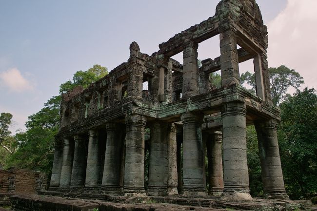最終日は午後の便(18時)まで時間があるので、駆け足でアンコールワットを回ります。(9時〜15時 6時間)<br />トゥクトゥク半日チャーターで、<br />プリヤカン⇒昼飯⇒タケオ(たけーよ！)⇒バンテアイクディ⇒おまけにもう一か所！<br />(⇒前回行ったので行かなかったけど、+タプロムくらいは行けたと思う。)