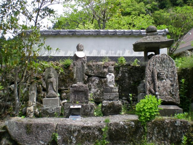 下山し、駐車場のすぐ横にあるお寺、胎蔵寺に行きました。小さな、飾り気のない境内に、石仏・石塔がたくさんありました。