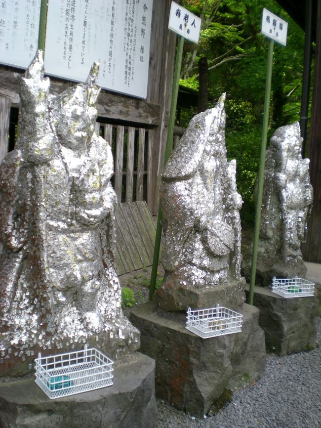 境内に気になるものを見つけました。<br />ギンギラギンに光る数体の仏像です。何なんだ…と近づいてみると…。