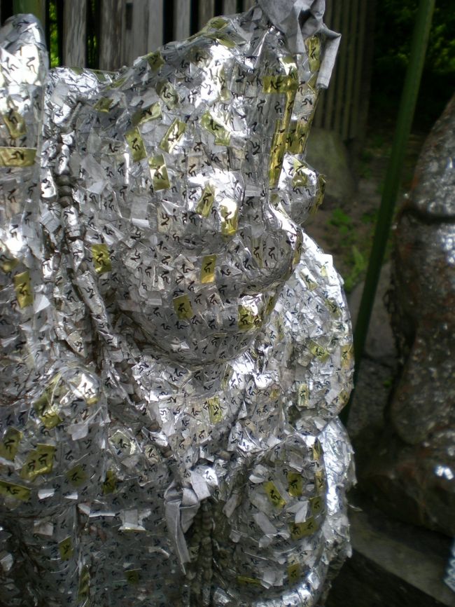 梵字の書かれた銀色のシールが無数に貼り付けられているのでした。何これ〜。初めて見た。