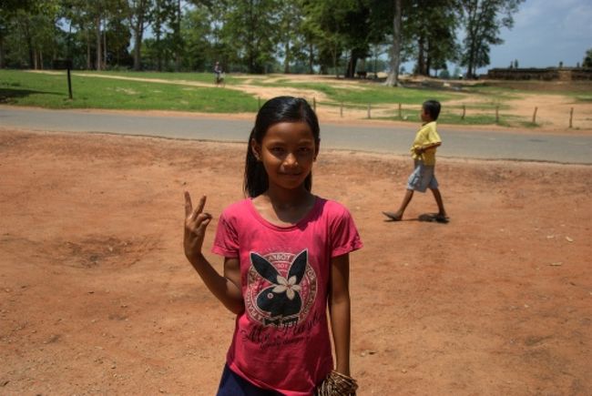 お土産屋さんの女の子。<br />遺跡に入るときに、ブレスレットをもらって、「帰りにうちの店に来てね★」って、言われた。<br />そして、帰り。。<br /><br /><br />相方(千葉県民のオッサン)は彼女に拉致られる。<br />みんな、タカってキテ、相方の取り合いになるが、「うちに来るの！」と強く言ってはねのける。<br />相方タジタジ。そして、あまりのカワイサにちょっとデレデレ。店では、水を買わされていた。1ッポン買ったら、もう1本と。。。<br />いらないと、言ったら、運転手の分と余分に買わされる。なるほど、粋じゃないって事っすか！？<br />という訳で、運転手の分も購入。<br /><br />私の変わりに、相方の嫁に来てください(合掌)。