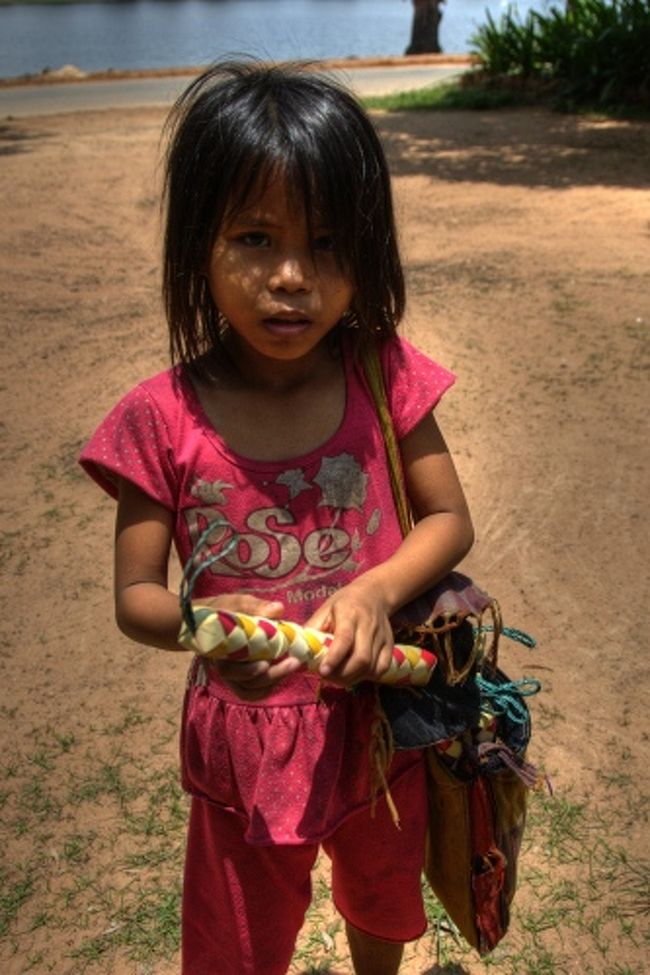 彼女は、4〜5人の子供グループのリーダー。<br />一緒に遊ぼうと思って近づいてみるが、忙しいらしい。<br /><br />帰りに、また通りかかった。今度は、男の子達に仕事を振って、女の子グループは遊んでいた。そのときは、満面の笑顔をこちらに向けてくれた。<br />今度は、一緒に遊べたのかな？