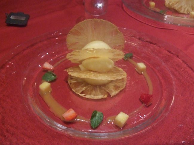 デザートです。<br />パイナップルのアイスクリームです。<br />これが私的に一番の絶品でした！！<br />ドライパイナップルにアイスがはさんである感じなんですが、アイスは少しココナッツの香りがしてとっても美味しかったです。ドライパイナップルも薄くスライスしてあってパリパリで美味しかったです。