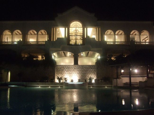 夜のホテル本館です。なかなか幻想的でした。